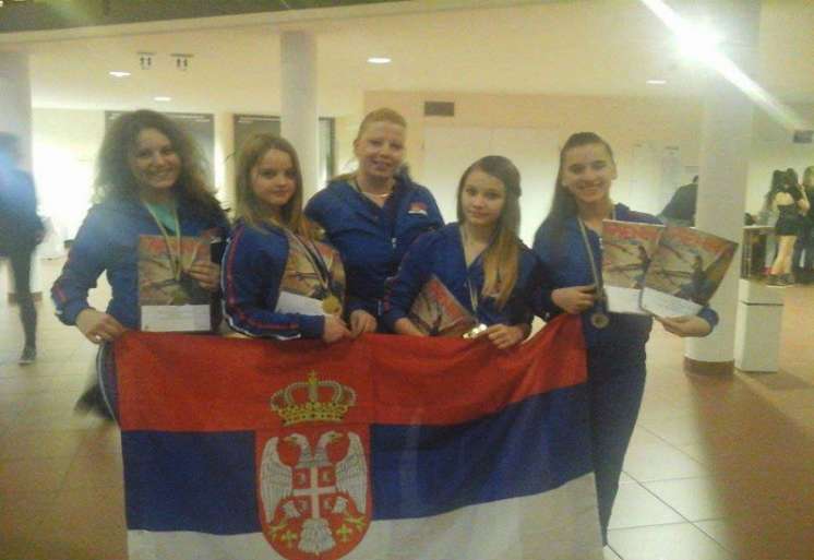 S desna na levo: Zorana Urkom, Vanesa Marko, Vladislava Vojvodić, Anđela Petra&scaron;, Sara Pavlovski