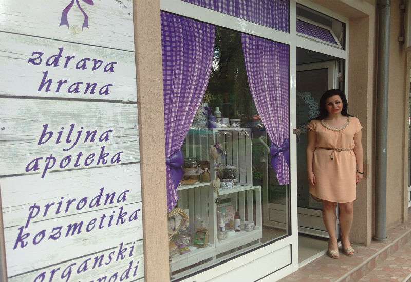 Prodavnica &ldquo;Lavanda i Lan&rdquo; je u Ulici Milo&scaron;a Obrenovića 5a, Pančevo, a radi od 8 do 20 sati radnim danima i subotom od 8 do 15 sati