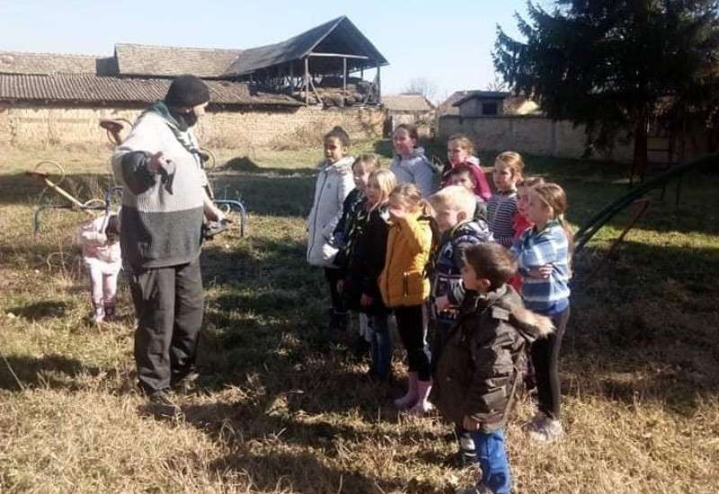 Stevan Bela sa izviđačima odreda "Beli bor" Mramorak