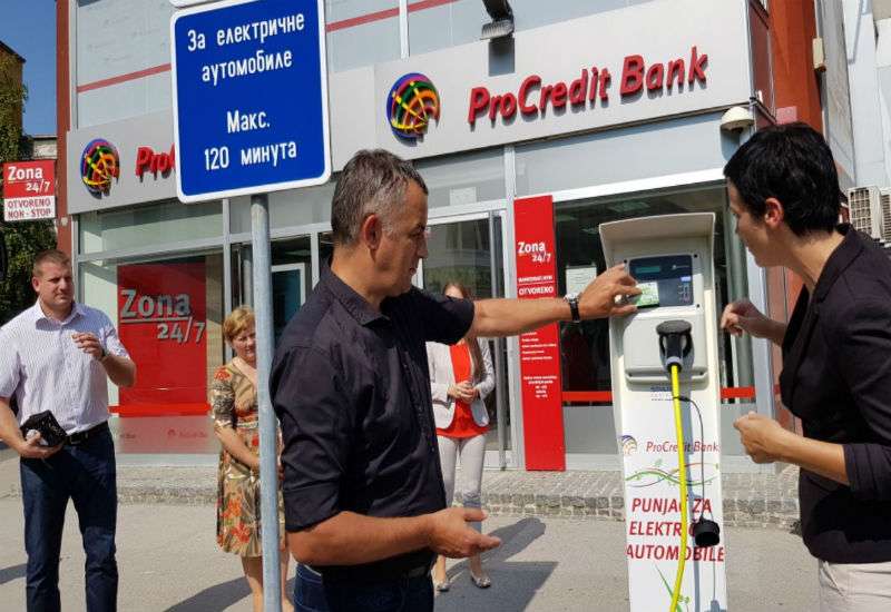 Punjač je postavljen u centru grada ispred spomenika &bdquo;Ivan Sarić&ldquo; ispred Prokredit banke, a punjenje vozila je besplatno