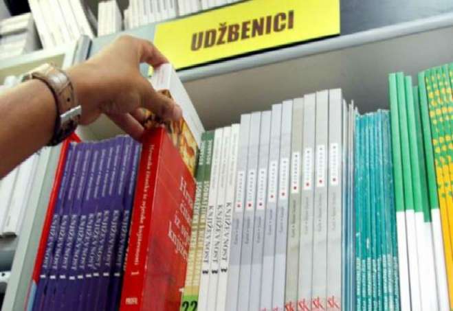 Od nove školske godine sve besplatne udžbenike će pored osnovaca iz materijalno ugroženih porodica, dobiti i učenici iz srednjih škola kroz besplatne priručnike