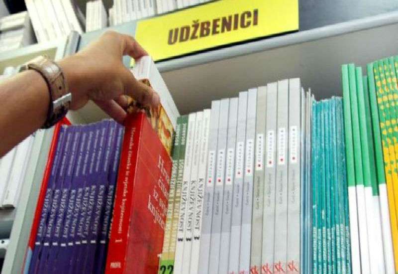 Od nove &scaron;kolske godine sve besplatne udžbenike će pored osnovaca iz materijalno ugroženih porodica, dobiti i učenici iz srednjih &scaron;kola kroz besplatne priručnike