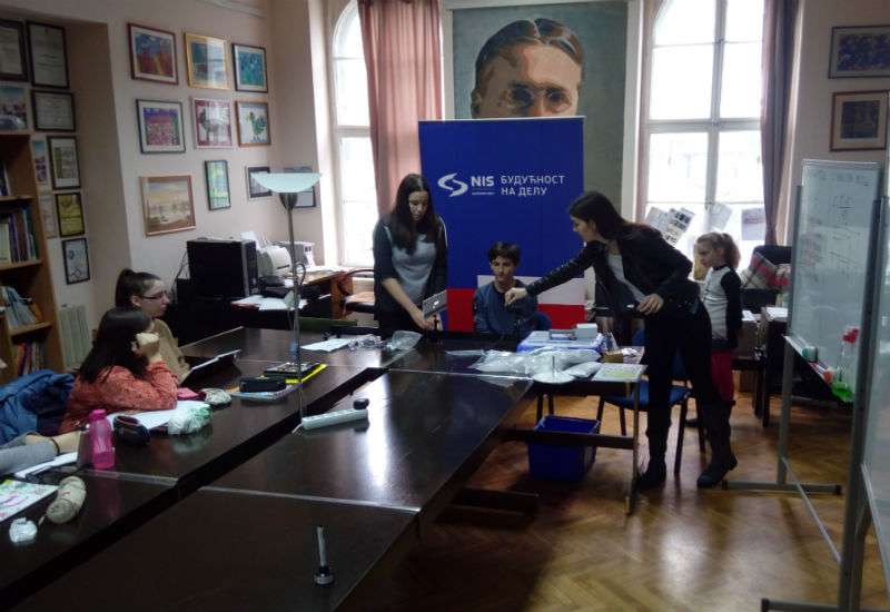 Rad na uređaju polaznicima Centra za talente danas su demonstrirali mladi pančevački talenti Isidora Majkić, Aleksandar Cucić i Natalija Čakovan