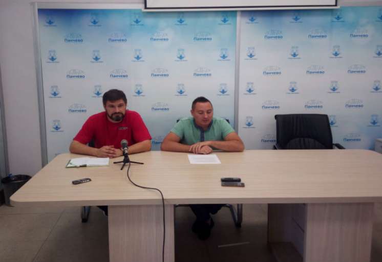 Vojkan Milutinović, predsednik Dru&scaron;tva pčelara podružnica Pančevo i Nikola Stoilković, direktor Turističke organizacije Pančevo