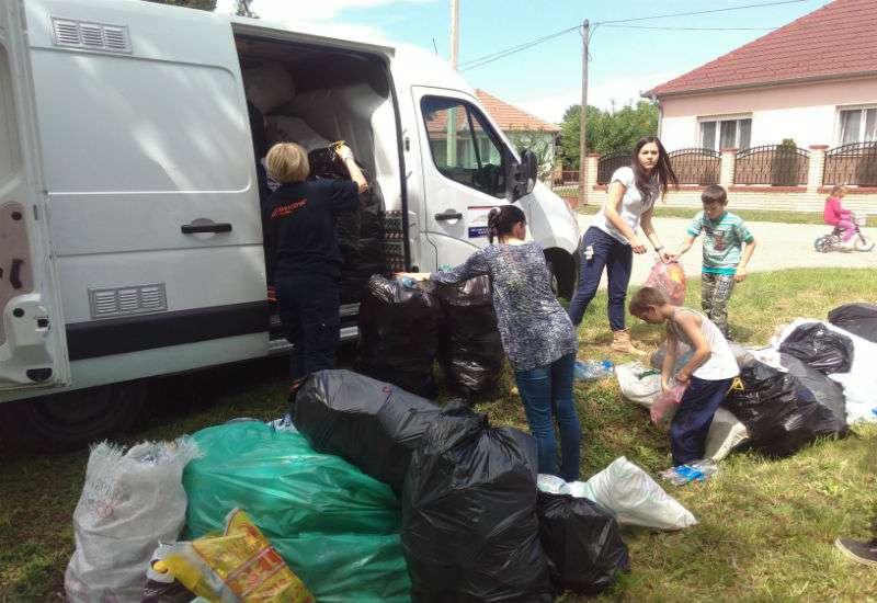 Đaci su sakupljali plastične fla&scaron;e, papir, staklo i tako se uključili u akciju "Sakupi, u&scaron;tedi videće&scaron; da vredi"