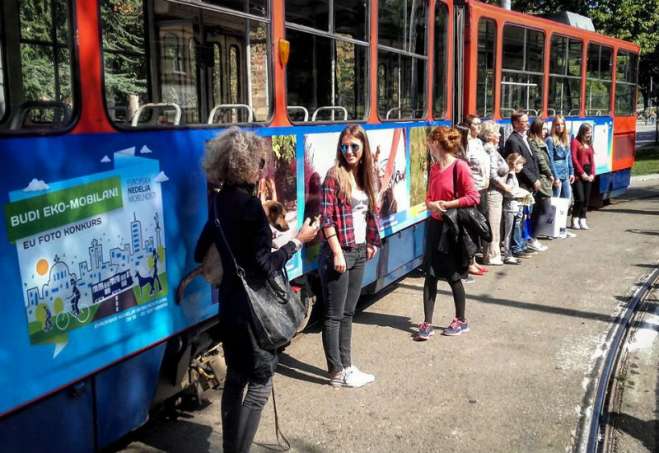 Pobednicima EU foto konkursa "Budi eko-mobilan" danas su uručene nagrade na svečanosti u parku Tašmajdan
