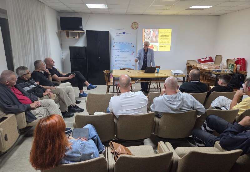 Prof. dr Mića Mladenović, predsednik Udruženja &bdquo;Pčele i zdravlje &ndash; Api Beo&ldquo; Srbije na predavanju je predstavio apiterapiju i značaj pčelinjih proizvoda za zdravlje čoveka