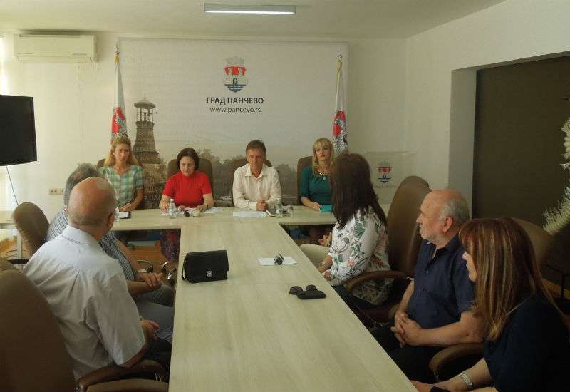 Svečana dodela ugovora direktorima srednjih &scaron;kola koje su dobile sredstva od Grada Pančeva po konkursu održana je danas u Gradskoj upravi