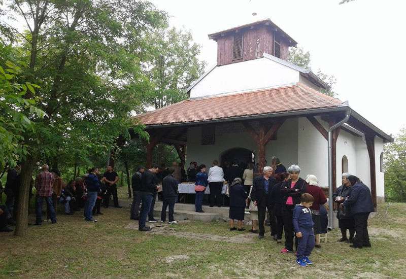 I ove godine 12. maja u hramu Svetog Vasilija Ostro&scaron;kom održana prepodnevna molitva uz prisustvo desetak sve&scaron;tenika i stotinak vernika 