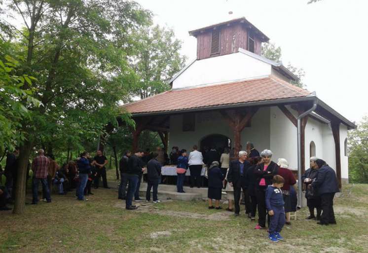 I ove godine 12. maja u hramu Svetog Vasilija Ostro&scaron;kom održana prepodnevna molitva uz prisustvo desetak sve&scaron;tenika i stotinak vernika 