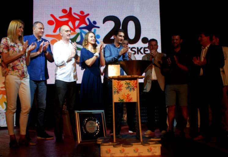Na splitskoj rivi su uz spektakularan vatromet i dodelu medalja zatvorene su 20. Sportske igre mladih