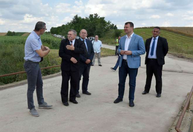 Predsednik Pokrajinske vlade Igor Mirović i predsednik Skupštine AP Vojvodine Ištvan Pastor u obilasku reke Krivaje