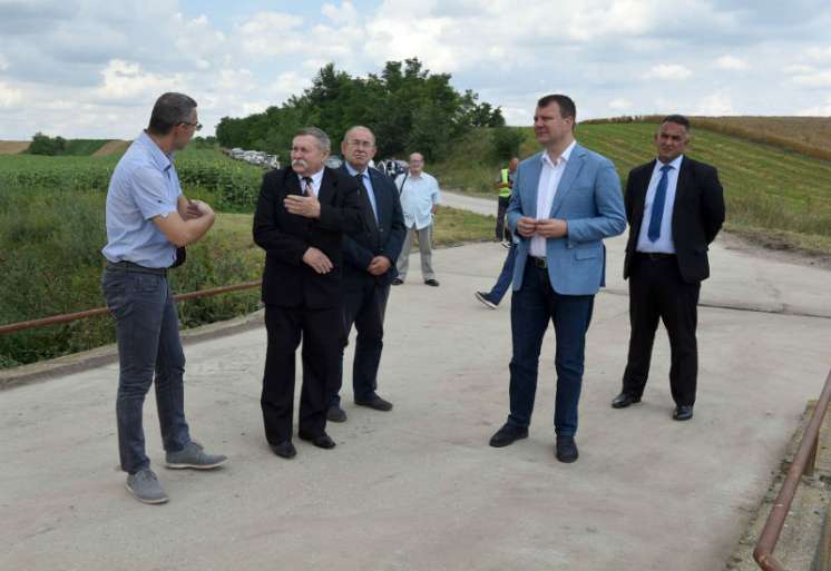 Predsednik Pokrajinske vlade Igor Mirović i predsednik Skup&scaron;tine AP Vojvodine I&scaron;tvan Pastor u obilasku reke Krivaje