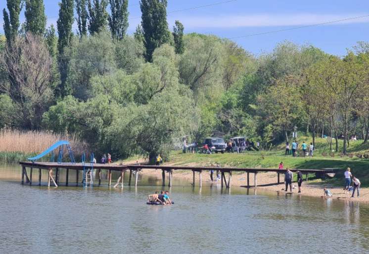 Veliki broj građana okupio se na plaži i izletištu Bačkotopolskog jezera kako bi proveli u prirodi prvomajske praznike