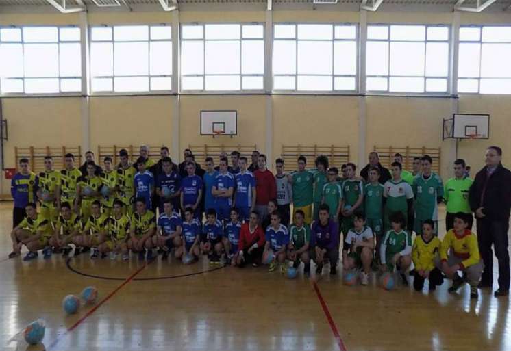 Rukometnom turniru za pionire prisustvovao je i Predrag Peruničić, državni sekretar za sport i omladinu i učesnicima darivao rukometne lopte