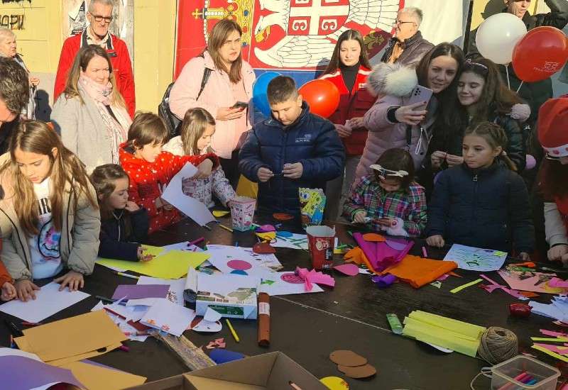 Radionica za decu &bdquo;Moja papirna &scaron;uma&ldquo; realizovana je na Pančevačkoj novogodi&scaron;njoj čaroliji 2023