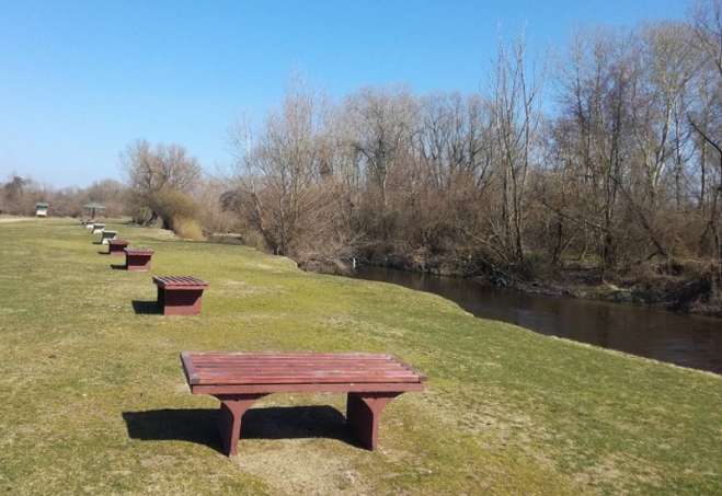 Postavljene klupe u priobalju reke Nere kod Vračev Gaja