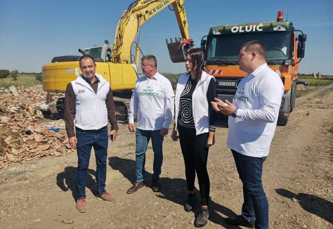 Ministarka Irena Vujović u pratnji predsednika opštine Plandište Jovana Repca obišla je radove na uklanjanju jedne od divljih deponija