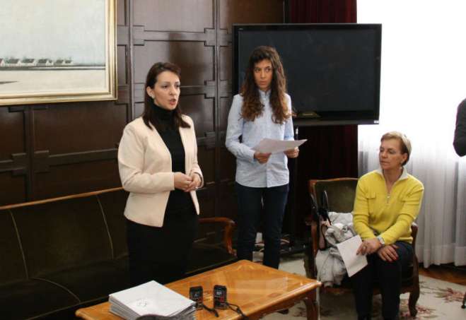 Uručujući ugovore predstavnicima sportskih organizacija, Pokrajinska sekretarka za sport i omladinu, Marinika Tepić istakla je da je, iako je ove godine manji budžet za sve konkurse u oblasti sporta, nepravedno da u olimpijskoj godini izostane podrška ove vrste