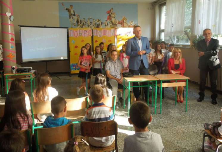 Sa&scaron;a Pavlov čestitao je prvacima polazak u prvi razred, kao i njihovim roditeljima, bakama i dekama, naglasiv&scaron;i značaj njihove podr&scaron;ke, podr&scaron;ke učitelja i nastavnika u tom periodu odrastanja i novih obaveza sa kojima se đaci susreću