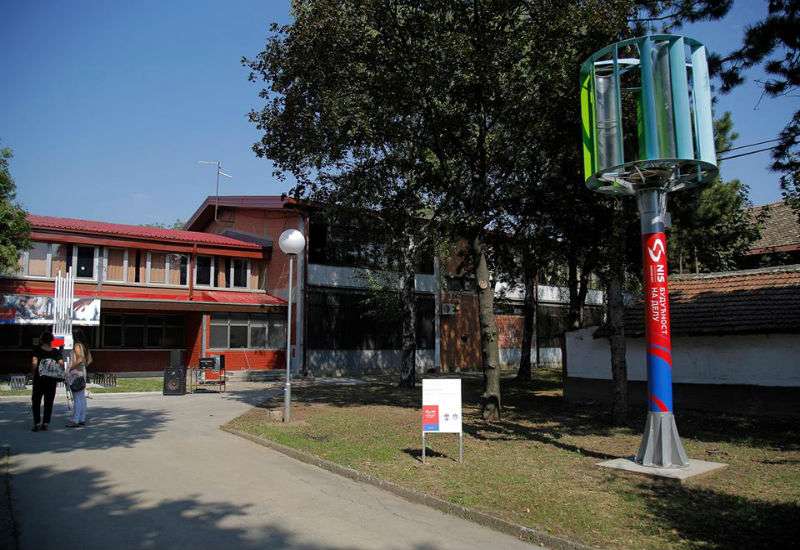 Vetrogenerator pomoću kojeg &scaron;kola prikuplja energiju vetra i proizvodi električnu energiju