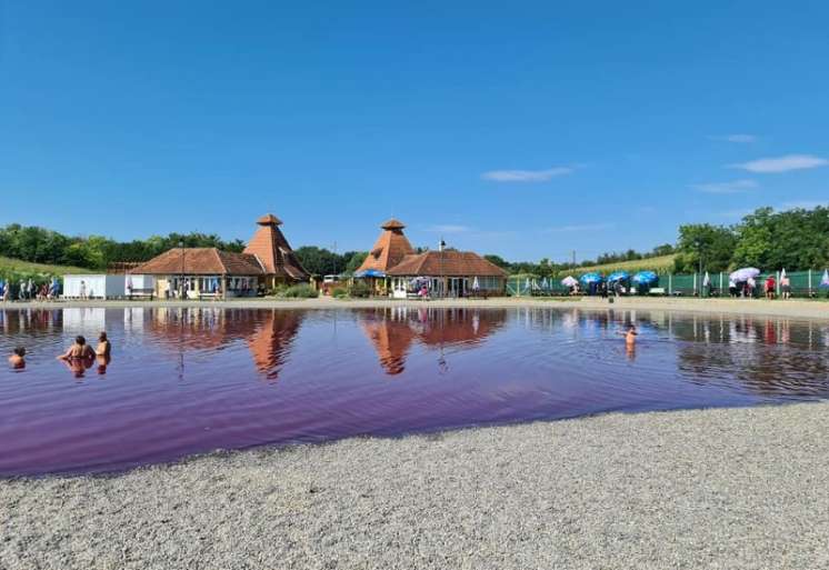 Specifičnost Pačir Banje je termomineralna voda ružičasto&ndash;ljubičaste boje, koja je postala prepoznatljiv vizuelni simbol ovog mesta