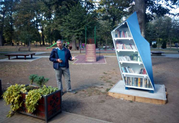 Lazar Jo&scaron;anov iz PetroSolar Projekta obja&scaron;njava kako funkcioni&scaron;e Biblioteka na otvorenom sa solarnim napajanjem i koje su njene specifičnosti