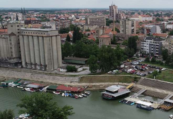 Pogled na gradski kej na Tamišu u Pančevu