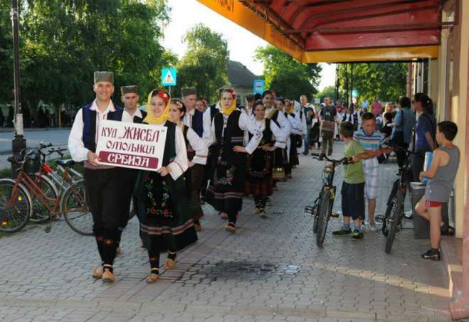 Pre početka festivala, od 18 časova, će biti održan defile 250 učesnika festivala glavnom ulicom i centrom Omoljice