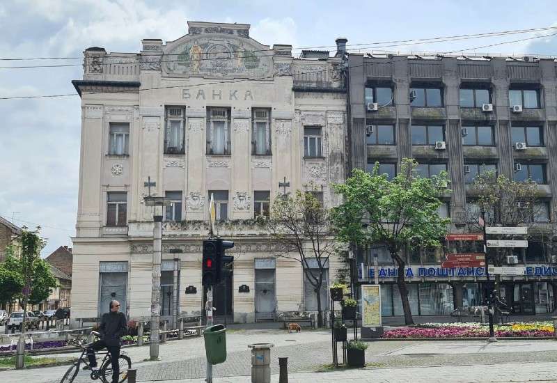 Podignuta između 1901. i 1903. godine prema planovima budimpe&scaron;tanskih arhitekata Kalmana i Ulmana, zgrada je izgrađena u stilu secesije (Art Nouveau), koji se u to vreme &scaron;irio iz velikih centara Austro-Ugarske monarhije