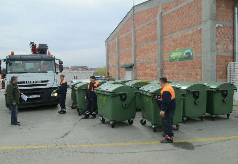 U poslednja tri dana radnici pogona JKP ,,Higijena&rdquo; u gradu su postavili 170 novih kontejnera - 80 metalnih i 90 plastičnih zapremine 1,1 kubika