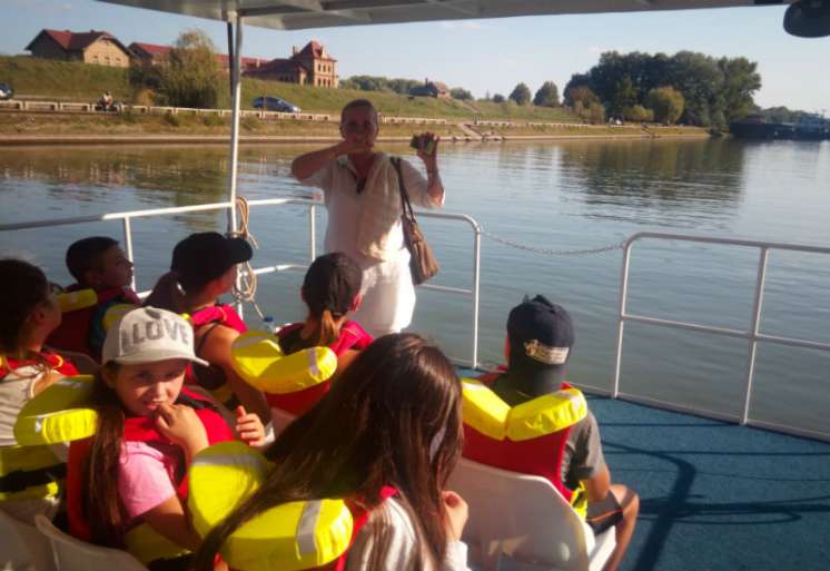 Gordana Vlajić iz Sekretarijata za zaštitu životne sredine u Pančevu deci je pričala o lepotama Tamiša, gradskoj šumi, svetionicima...