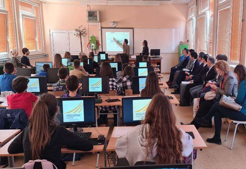 U Osnovnoj školi “Branko Radičević” u Pančevu učenicima viših razreda i njihovim nastavnicima održano je predavanje o odlaganju otpada