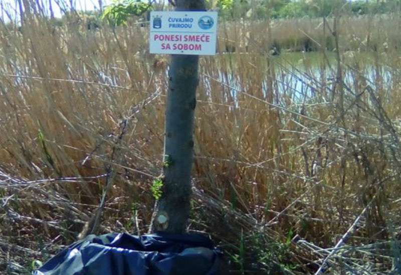 Postavljeno je 9 držača za džakove sa praznim džakovima i okačene su table s ekolo&scaron;kim porukama