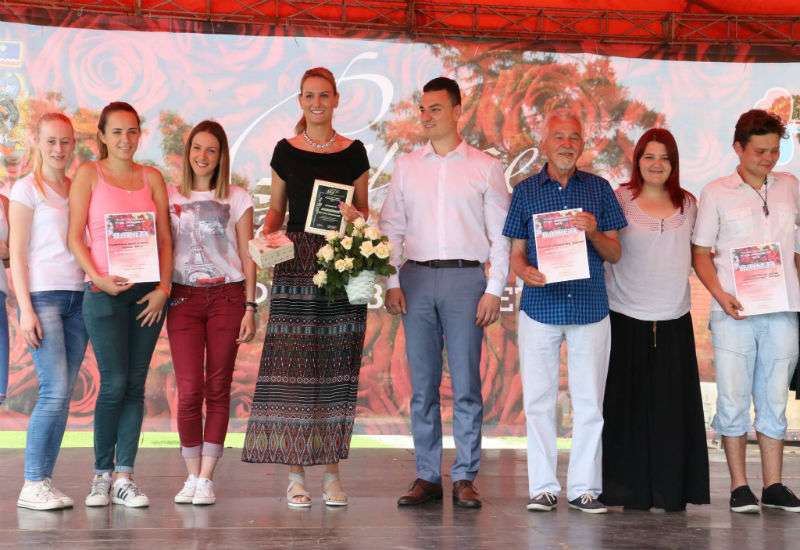 Nagrađeni učesnici festivala na kojem su pančevački đaci osvojili prvo mesto