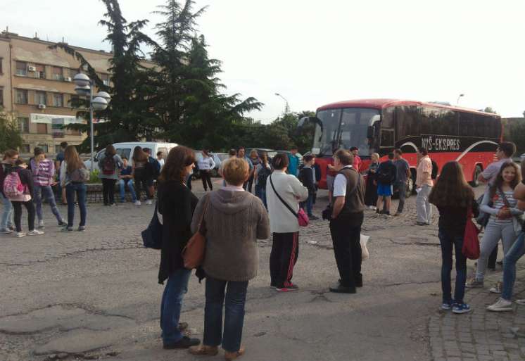 Na izlet u Petnicu jutros  je otputovalo 42 talentovanih đaka sa svojim mentorima, zahvaljujući rotari klubovima iz Pančeva
