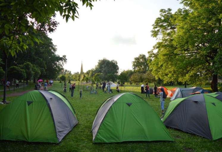 Organizatori kampa obezbedili su šatorski smeštaj, slak lajn, poligon spretnosti, obilazak Narodne bašte sa posmatranjem ptica, učenje čvorova i drugih izviđačkih veština