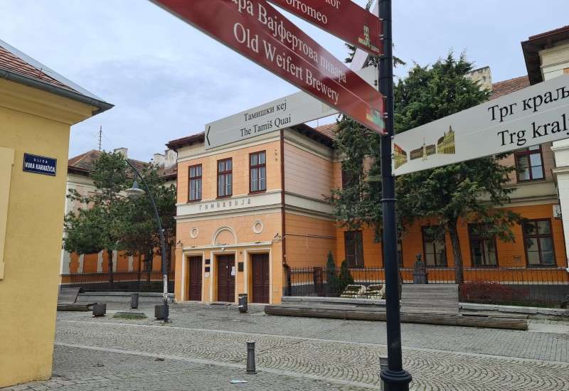 Na prostoru nekada&scaron;nje tvrđave danas je izgrađen blok zgrada među kojima su posebno značajne zgrada Gimnazije &bdquo;Uro&scaron; Predić&ldquo; i rimokatolička crkva Župa svetog Karla Boromejskog, a od 2012. godine nosi naziv Gimnazijski trg