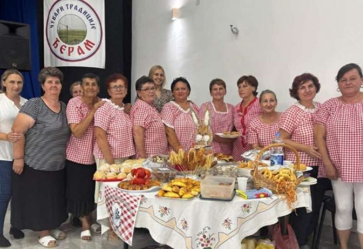 Udruženje žena &bdquo;Jasenovčanke&ldquo; organizovalo je na plaži Gat u Jasenovu takmičenje za najbolju banatsku pogaču