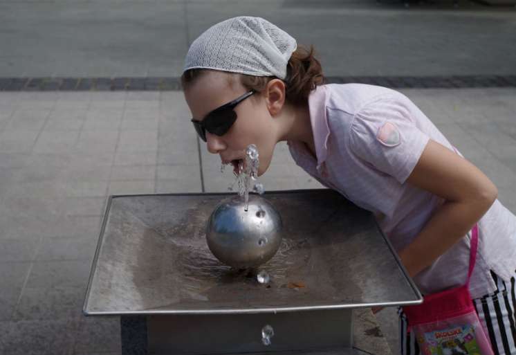 Najbolji način da ostanete bezbedni je da nastavite da pijete vodu tokom dana i da pratite koliko vode je uneto tokom dana