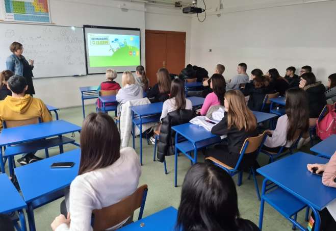 U prvom delu predavanja prisutni đaci od predstavnice “Ekostar paka” čuli su više o reciklaži i razdvajanju otpada u školi i njenoj ulozi u zaštiti životne sredine