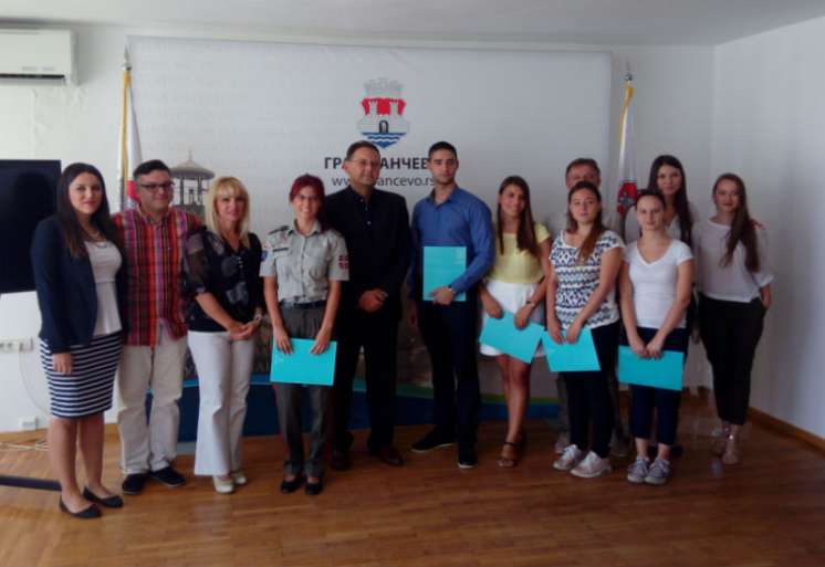 Jednokratnu novčanu pomoć u iznosu od 30.000 dinara ove godine dobilo je 10 studenata, čija je prosečna ocena najmanje 9,00