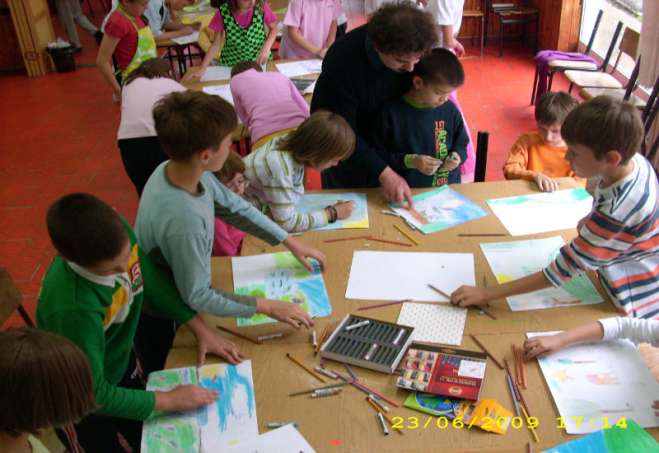Slikar Emil Sfera u radu s decom na likovnoj koloniji 2009. godine na Divčibarama