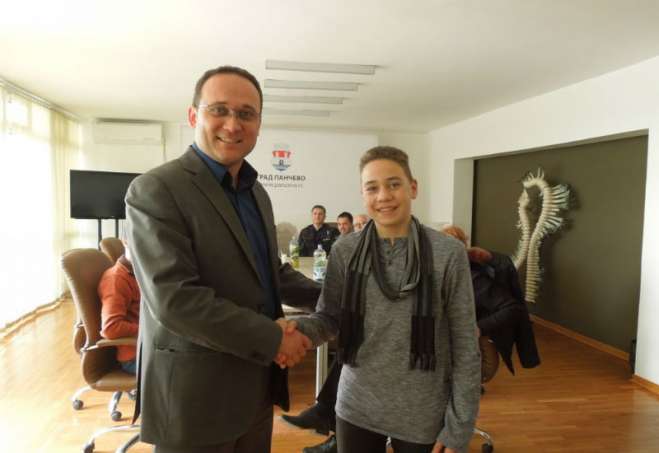 Na sednici Komiteta za bezbednost saobraćaja grada Pančeva, zamenik gradonačelnika i predsednik Komiteta Saša Levnajić uručio je nagradu - lap top - Vuku Goluboviću iz Omoljice za postignute rezultate na Evropskom takmičenju u poznavanju saobraćaja