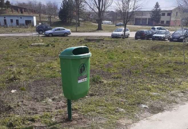 Kante za otpad su postavljene na nekoliko lokacija