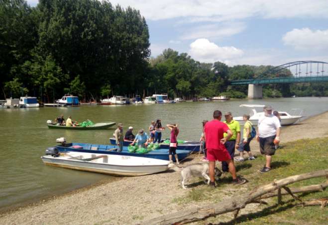 Sa 20 čamaca danas je prikupljan otpad iz Tamiša s leve i desne obale reke, od mosta na Tamišu do Svetionika, a prikupljeni otpad odneli su radnici JKP Higijene na reciklažu