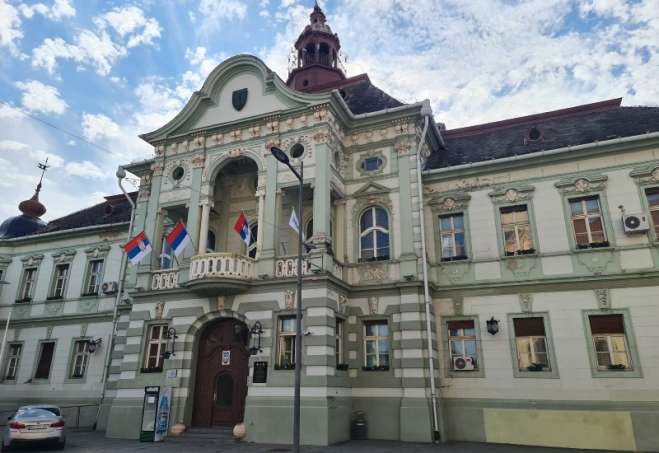 Nekad Županijska palata, a danas Gradska kuća najlepša je i najznačajnija zgrada u Zrenjaninu