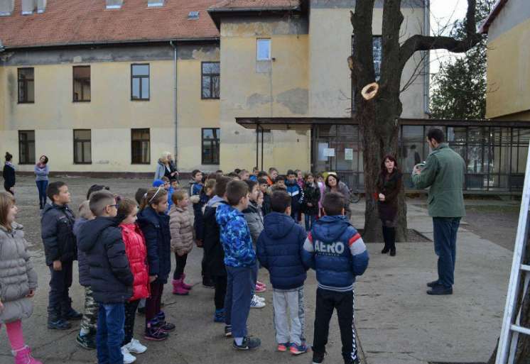 Gorani su juče postavili hranilice i pojilice za ptice u dve seoske škole i jednu gradsku – OŠ Miroslav Mika Antić, OŠ “Goce Delčev” u Jabuci i školi “4. oktobar” u Glogonju