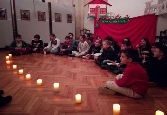 U programu su učestvovali učenici 4. razreda OŠ Stevica Jovanović i dečji hor „Vokal kids“ 