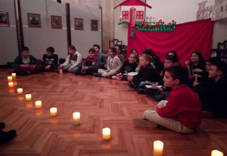 U programu su učestvovali učenici 4. razreda O&Scaron; Stevica Jovanović i dečji hor &bdquo;Vokal kids&ldquo; 